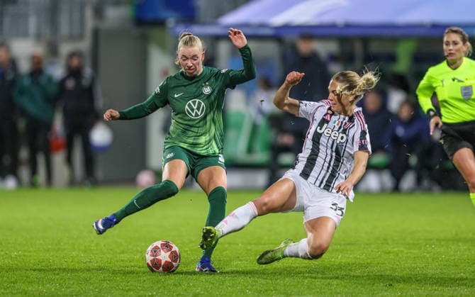 GER, Wolfsburg, VfL Wolfsburg vs Juventus Turin, WomenÂs Champions League, Football, UEFA, Season 2025 2026, AOK Arena, Playoffs, First leg in picture v l Ella Peddemors VfL Wolfsburg Women 5 , Abi Brighton Juventus Turin Women 33 , Duel DFB DFL REGULATIONS PROHIBIT ANY USE OF PHOTOGRAPHS AS IMAGE SEQUENCES AND OR QUASI VIDEO, 12 02 2026 Copyright: HMBxMedia HendrikxHamelau