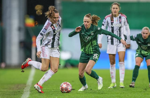 GER, Wolfsburg, VfL Wolfsburg vs Juventus Turin, WomenÂs Champions League, Football, UEFA, Season 2025 2026, AOK Arena, Playoffs, First leg in picture f l Lia Wälti Juventus Turin Women 13 , Vivien Endemann VfL Wolfsburg Women 25 DFB DFL REGULATIONS PROHIBIT ANY USE OF PHOTOGRAPHS AS IMAGE SEQUENCES AND OR QUASI VIDEO, 12 02 2026 Copyright: HMBxMedia HendrikxHamelau