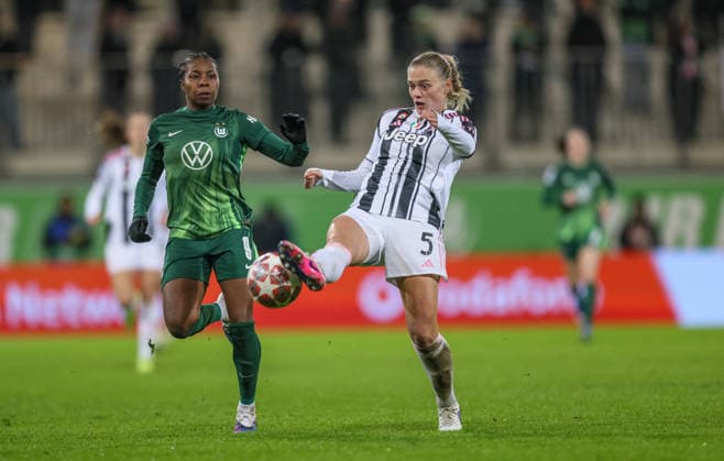 GER, Wolfsburg, VfL Wolfsburg vs Juventus Turin, WomenÂs Champions League, Football, UEFA, Season 2025 2026, AOK Arena, Playoffs, First leg in picture f l Lineth Beerensteyn VfL Wolfsburg Women 9 , Mathilde Harviken Juventus Turin Women 5 DFB DFL REGULATIONS PROHIBIT ANY USE OF PHOTOGRAPHS AS IMAGE SEQUENCES AND OR QUASI VIDEO, 12 02 2026 Copyright: HMBxMedia HendrikxHamelau