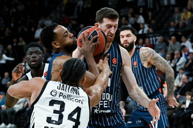 Anadolu Efes v Virtus Bologna - EuroLeague ISTANBUL, TURKIYE - FEBRUARY 12: Ercan Osmani (2nd R) of Anadolu Efes in action against Karim Jallow (34) of Virtus Bologna during the EuroLeague Week 28 game between Anadolu Efes and Virtus Bologna at the Turkcell Basketball Development Center in Istanbul, Turkiye, on February 12, 2026. Ahmet Okatali Anadolu Istanbul Turkey. Editorial use only. Please get in touch for any other usage.  Copyright: x2026xAnadoluxAhmetxOkatalix