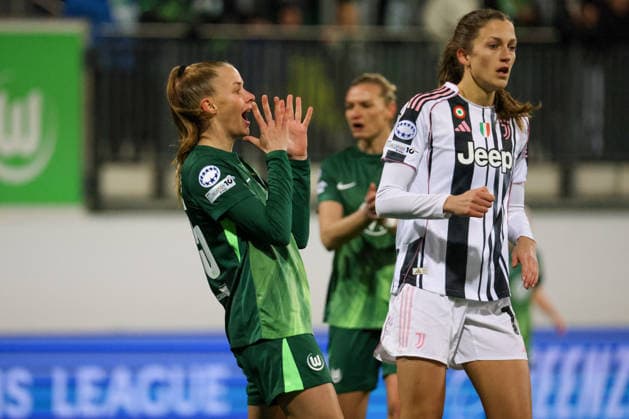 Wolfsburg, Germany February 12, 2026 UEFA Champions League Women 2025 2026 1 8 Final VfL Wolfsburg vs Juventus Turin Pictured from left Vivien Endemann VfL with strong facial expressions on the pitch Copyright: HMBxMedia MadeleinexFantini