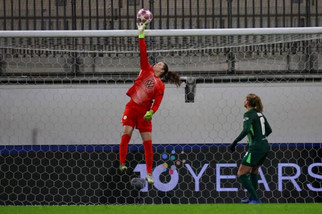 Wolfsburg, Germany 12 February 2026 UEFA Champions League Women 2025 2026 1 8 Final VfL Wolfsburg vs Juventus Turin In the picture from left goalkeeper Stina Johannes VfL holds the ball and prevents a goal for Juventus Turin Copyright: HMBxMedia MadeleinexFantini