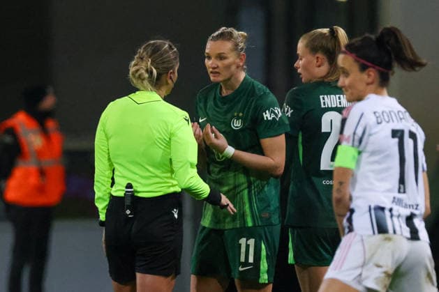 Wolfsburg, Germany February 12, 2026 UEFA Champions League Women 2025 2026 1 8 Final VfL Wolfsburg vs Juventus Turin Pictured from left referee Huerta de Aza Spain discusses with Alexandra Popp VfL Copyright: HMBxMedia MadeleinexFantini