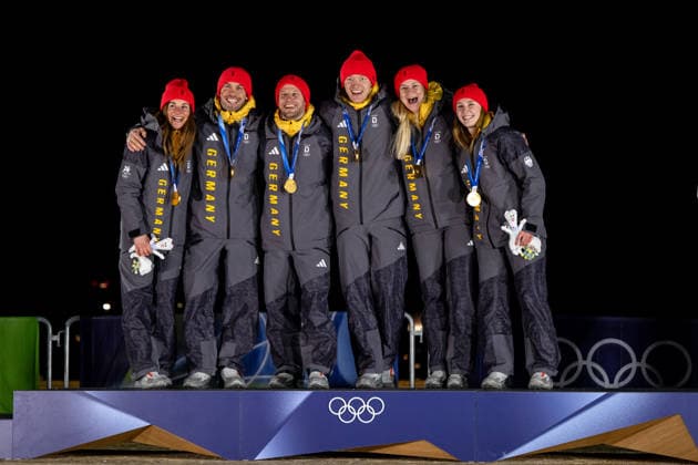 TAUBITZ Julia, WENDL Tobias, ARLT Tobias, LANGENHAN Max, EITBERGER Dajana, MATSCHINA Magdalena (Deutschland) jubeln auf dem Podium bei der Siegerehrung ueber Sieg und Gold Medaille, ITA, Olympische Spiele Milano Cortina 2026, Olympia, Rodeln Teamstaffel, 12.02.2026 ITA, Olympische Spiele Milano Cortina 2026, Olympia, Rodeln Teamstaffel, 12.02.2026 Cortina d Ampezzo *** TAUBITZ Julia, WENDL Tobias, ARLT Tobias, LANGENHAN Max, EITBERGER Dajana, MATSCHINA Magdalena Germany cheering on the podium at the award ceremony for victory and gold medal, ITA, Olympic Games Milano Cortina 2026, Olympia, Luge Team Relay, 12 02 2026 ITA, Olympic Games Milano Cortina 2026, Olympia, Luge Team Relay, 12 02 2026 Cortina d Ampezzo Copyright: xEibner-Pressefoto Memmlerx EP_MMR