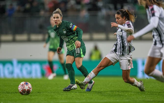 GER, Wolfsburg, VfL Wolfsburg vs Juventus Turin, WomenÂs Champions League, Football, UEFA, Season 2025 2026, AOK Arena, Playoffs, First leg in picture f l Svenja Huth VfL Wolfsburg Women 10 , Estela Carbonell Juventus Turin Women 3 DFB DFL REGULATIONS PROHIBIT ANY USE OF PHOTOGRAPHS AS IMAGE SEQUENCES AND OR QUASI VIDEO, 12 02 2026 Copyright: HMBxMedia HendrikxHamelau