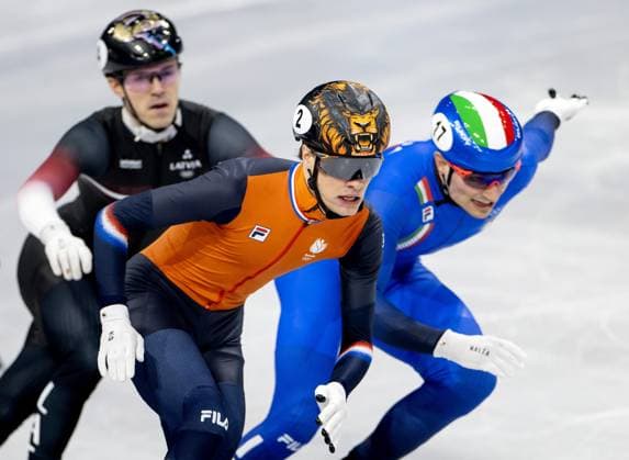 MILAN - Jens van t Wout during the quarterfinals of the 1000-meter short track Speed skating, Eisschnelllauf event at the Milan Ice Skating Area at the Milan Winter Olympics. SEM VAN DER WAL ANP xVIxANPxSportx xxANPxIVx 550486422 originalFilename: 550486422.jpg