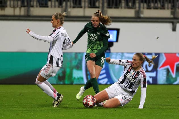 VfL vs Juventus, CL Women Wolfsburg, 12 02 2026, Football, Women, VfL Wolfsburg vs Juventus Turin, Champions League, Play Offs, Season 2025 2026, Emma Kullberg Juventus , Vievien Endemann VfL Wolfsburg , Mathilde Harviken Juventus AOK Stadion Niedersachsen Germany