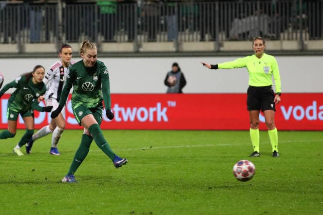VfL vs Juventus, CL Women Wolfsburg, 12 02 2026, Football, Women, VfL Wolfsburg vs Juventus Turin, Champions League, Play Offs, Season 2025 2026, Janina Minge VfL Wolfsburg scores from penalty to 1 2 AOK Stadion Niedersachsen Germany
