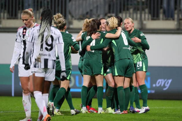 VfL vs Juventus, CL Women Wolfsburg, 12 02 2026, Football, Women, VfL Wolfsburg vs Juventus Turin, Champions League, Play Offs, Season 2025 2026, Sarai Linder VfL Wolfsburg cheers with the team after her goal for 2 2 AOK Stadion Niedersachsen Germany