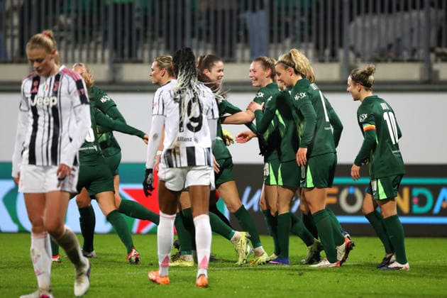VfL vs Juventus, CL Women Wolfsburg, 12 02 2026, Football, Women, VfL Wolfsburg vs Juventus Turin, Champions League, Play Offs, Season 2025 2026, Sarai Linder VfL Wolfsburg cheers with the team after her goal for 2 2 AOK Stadion Niedersachsen Germany