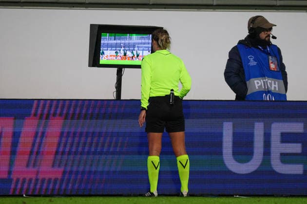 Wolfsburg, Germany 12 February 2026 UEFA Champions League Women 2025 2026 1 8 Final VfL Wolfsburg vs Juventus Turin In the picture Referee Alina Pesu Romania checks a possible penalty kick for Wolfsburg, which is confirmed below Copyright: HMBxMedia MadeleinexFantini