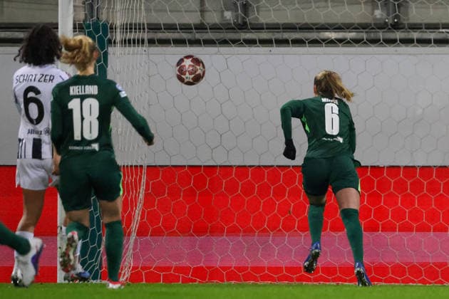 Wolfsburg, Germany February 12, 2026 UEFA Champions League Women 2025 2026 1 8 Final VfL Wolfsburg vs Juventus Turin In the picture Goalscorer Janina Minge VfL converts the penalty kick and scores the goal to make it 1-2 for Wolfsburg Copyright: HMBxMedia MadeleinexFantini