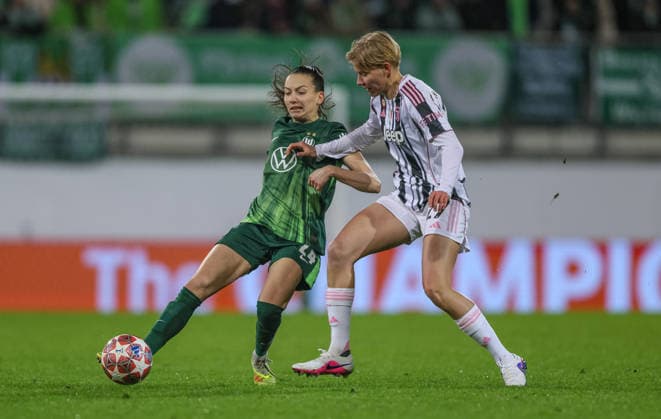 GER, Wolfsburg, VfL Wolfsburg vs Juventus Turin, WomenÂs Champions League, Football, UEFA, Season 2025 2026, AOK Arena, Playoffs, First leg in picture f l Joelle Wedemeyer VfL Wolfsburg Women 24 , Paulina Krumbiegel Juventus Turin Women 27 DFB DFL REGULATIONS PROHIBIT ANY USE OF PHOTOGRAPHS AS IMAGE SEQUENCES AND OR QUASI VIDEO, 12 02 2026 Copyright: HMBxMedia HendrikxHamelau