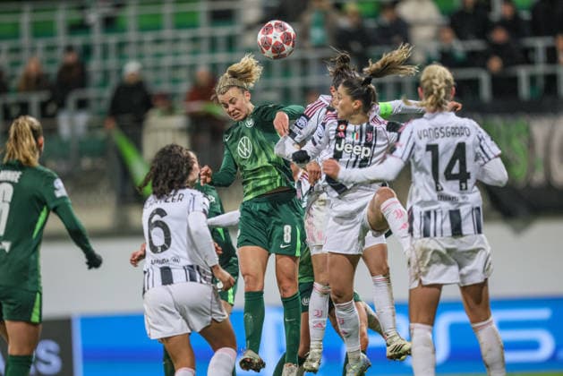 GER, Wolfsburg, VfL Wolfsburg vs Juventus Turin, WomenÂs Champions League, Football, UEFA, Season 2025 2026, AOK Arena, Playoffs, First leg in picture f l Lena Lattwein VfL Wolfsburg Women 8 , Martina Lenzini Juventus Turin Women 71 , Header DFB DFL REGULATIONS PROHIBIT ANY USE OF PHOTOGRAPHS AS IMAGE SEQUENCES AND OR QUASI VIDEO, 12 02 2026 Copyright: HMBxMedia HendrikxHamelau
