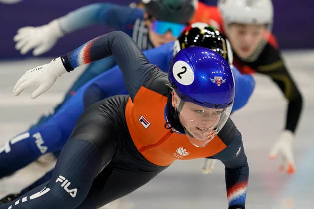 Xandra Velzeboer, 2, of Netherlands, races ahead of Arianna Fontana, 10, of Italy during the Women s Short Track Speed skating, Eisschnelllauf 500m Quarter-Finals at the Milano Figure skating, Eiskunstlauf Arena in Milan, Italy on Tuesday, February 12, 2026.  OLY20260212101 RichardxEllis