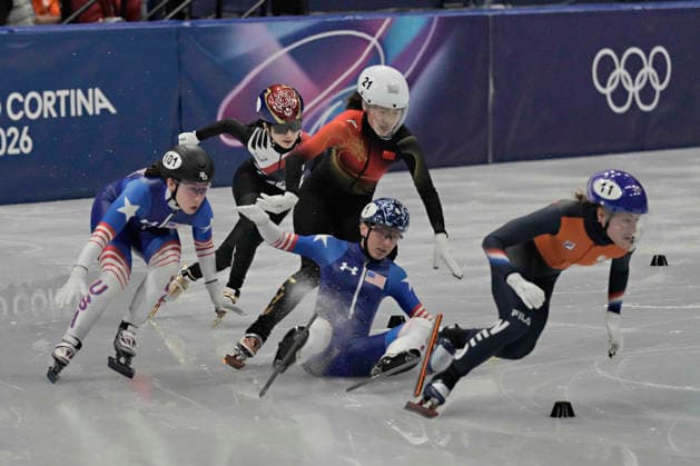 Kristen Santos-griswold, 1, of United States goes down after being bumped y Chutong Zhang, 21, of China during the Women s Short Track Speed skating, Eisschnelllauf 500m Quarter-Finals at the Milano Figure skating, Eiskunstlauf Arena in Milan, Italy on Tuesday, February 12, 2026.  OLY20260212106 RichardxEllis