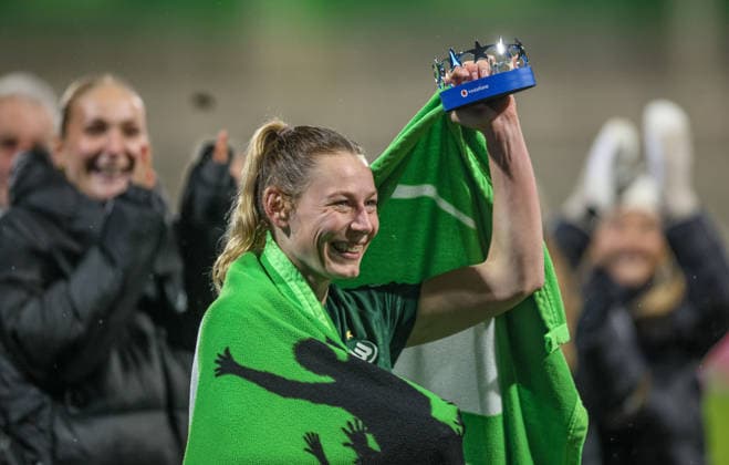 GER, Wolfsburg, VfL Wolfsburg vs Juventus Turin, WomenÂs Champions League, Football, UEFA, Season 2025 2026, AOK Arena, Playoffs, First leg in picture Sarai Linder VfL Wolfsburg Women 39 , Player of the match award, Player of the match, Joy, Emotions DFB DFL REGULATIONS PROHIBIT ANY USE OF PHOTOGRAPHS AS IMAGE SEQUENCES AND OR QUASI VIDEO, 12 02 2026 Copyright: HMBxMedia HendrikxHamelau