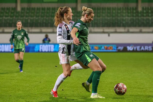 Wolfsburg, Germany February 12, 2026 UEFA Champions League Women 2025 2026 1 8 Final VfL Wolfsburg vs Juventus Turin Pictured from left in a duel Lia Wälti Waelti Juventus Turin and Alexandra Popp VfL Copyright: HMBxMedia MadeleinexFantini