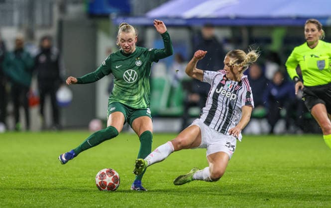 GER, Wolfsburg, VfL Wolfsburg vs Juventus Turin, WomenÂs Champions League, Football, UEFA, Season 2025 2026, AOK Arena, Playoffs, First leg in picture v l Ella Peddemors VfL Wolfsburg Women 5 , Abi Brighton Juventus Turin Women 33 , Duel DFB DFL REGULATIONS PROHIBIT ANY USE OF PHOTOGRAPHS AS IMAGE SEQUENCES AND OR QUASI VIDEO, 12 02 2026 Copyright: HMBxMedia HendrikxHamelau