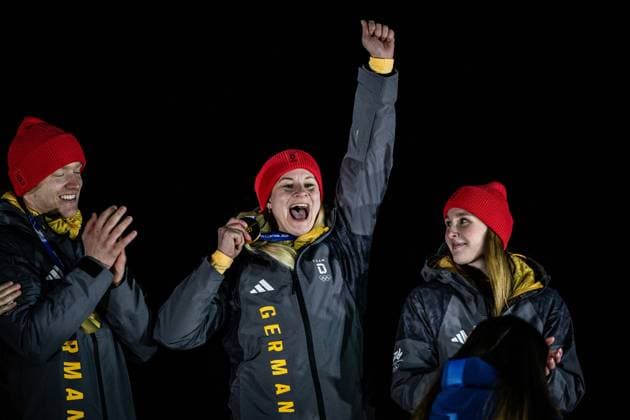 Medaillenzeremonie, Luge Team Relay, Milano Cortina 2026 Olympic Games, Olympische Spiele, Olympia, OS 12-02-2026 *** Medal ceremony, Luge Team Relay, Milano Cortina 2026 Olympic Games 12 02 2026 Copyright: HMBxMedia MarcxNiemeyer