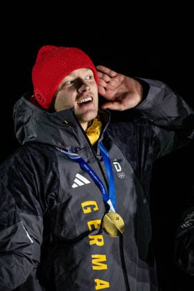 Medaillenzeremonie, Luge Team Relay, Milano Cortina 2026 Olympic Games, Olympische Spiele, Olympia, OS 12-02-2026 *** Medal ceremony, Luge Team Relay, Milano Cortina 2026 Olympic Games 12 02 2026 Copyright: HMBxMedia MarcxNiemeyer