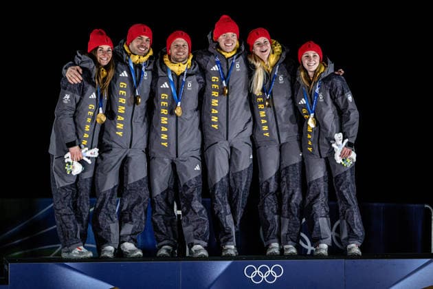 Medaillenzeremonie, Luge Team Relay, Milano Cortina 2026 Olympic Games, Olympische Spiele, Olympia, OS 12-02-2026 *** Medal ceremony, Luge Team Relay, Milano Cortina 2026 Olympic Games 12 02 2026 Copyright: HMBxMedia MarcxNiemeyer