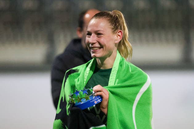 Wolfsburg, Germany February 12, 2026 UEFA Champions League Women 2025 2026 1 8 Final VfL Wolfsburg vs Juventus Turin Pictured Sarai Linder VfL named player of the match with a Champions League trophy Copyright: HMBxMedia MadeleinexFantini