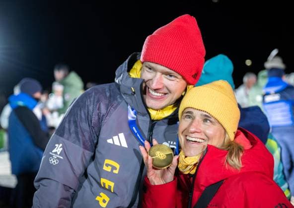 MILANO CORTINA 2026 - OLYMPISCHE WINTERSPIELE - CORTINA D™AMPEZZO - RODELN - TEAM-STAFFEL ** NUR FÜR REDAKTIONELLE ZWECKE ** EDITORIAL USE ONLY **<p>12 02 2026-Cortina d™Ampezzo: Olympische Winterspiele Milano Cortina 2026 Rodeln Cortina Sliding Centre Event: Team-Staffel im Foto: Riesenjubel bei der deutschen Team-Staffel nach dem Gewinn der Goldmedaille, hier Max Langenhan mit Verena Bentele, rechts ( Italien Venetien Cortina d™Ampezzo Copyright: SaschaxFromm *** MILANO CORTINA 2026 OLYMPIC WINTER GAMES CORTINA D™AMPEZZO LUNGING TEAM RELAY FOR EDITORIAL PURPOSES ONLY p 12 02 2026 Cortina d™Ampezzo Olympic Winter Games Milano Cortina 2026 Luge Cortina Sliding Centre Event Team Relay in the photo Huge cheers from the German team relay after winning the gold medal, here Max Langenhan with Verena Bentele, right Italy Veneto Cortina d™Ampezzo Copyright SaschaxFromm Copyright: SaschaxFromm doc84jr0gw0gnsn827igpm ,EDITORIAL USE ONLY
