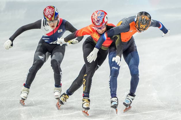 2026-02-12 - Milano Cortina 2026 Winter Olympics MILAN, ITALY - FEBRUARY 12: Jens van t Wout of Netherlands, Long Sun of China performing on the Short Track Speed skating, Eisschnelllauf Men s 1000m Finals during the Milano Cortina 2026 Winter Olympics at the Milano Ice Skating Arena on February 12, 2026 in Milan, Italy Milan Milano Ice Skating Arena Italy Content not available for redistribution in The Netherlands directly or indirectly through any third parties. Copyright: xAndrexWeeningx