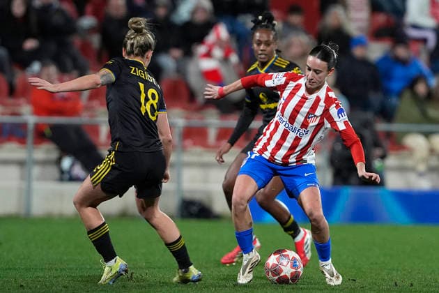 ATLETICO DE MADRID v Manchester United, ManU WOMEN. UEFA WOMEN S CHAMPIONS LEAGUE 2025 2026. KO PLAY-OFF. 1ST LEG MATCH. Atletico de Madrid s Julia Bartel (r) and Manchester United Women™s Julia Zigiotti Olme (l) and Melvine Malard during UEFA Womens Champions League 2025 2026 KO play-off 1st leg match. February 12,2026. (ALTERPHOTOS Acero) Alcala de HenaresSpain  Copyright: xAcerox