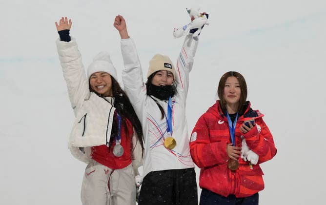 Gold medalist Gaon Choi of South Korea (C), silver medalist Chloe Kim of the United States (L) and bronze medalist Mitsuki Ono of Japan pose with their medals after the Women s Snowboard Halfpipe finals at the Milano Cortina 2026 Winter Olympic Games, Olympische Spiele, Olympia, OS in Livigno, Italy, on Thursday, February 12, 2026.  OLY20260212851 BOBxSTRONG