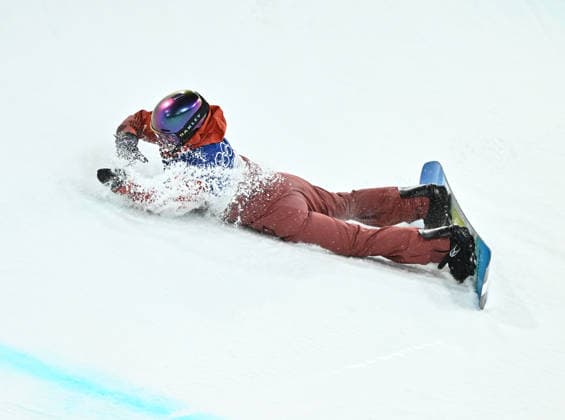 (260212) -- LIVIGNO, Feb. 12, 2026 -- Elizabeth Hosking of Canada falls during during the women s snowboard halfpipe final at the Milan-Cortina 2026 Olympic Winter games, Winterspiele,Spiele, Summer games in Livigno, Italy, Feb. 12, 2026. ) (MICO2026)ITALY-LIVIGNO-OLYMPIC WINTER GAMES-WOMEN S SNOWBOARD HALFPIPE-FINAL ZhangxHongxiang 