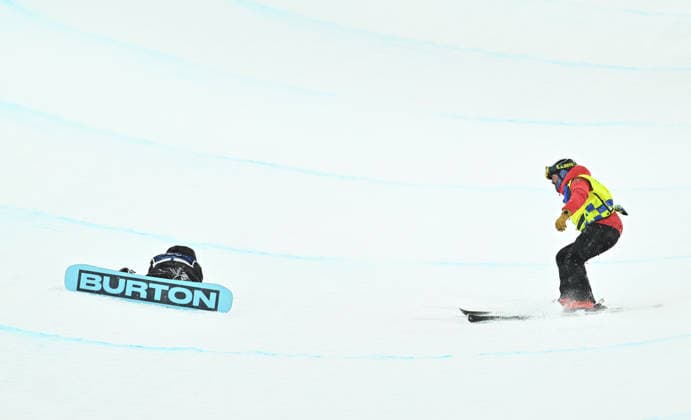 (260212) -- LIVIGNO, Feb. 12, 2026 -- Choi Gaon (L) of South Korea is injured during the women s snowboard halfpipe final at the Milan-Cortina 2026 Olympic Winter games, Winterspiele,Spiele, Summer games in Livigno, Italy, Feb. 12, 2026. ) (MICO2026)ITALY-LIVIGNO-OLYMPIC WINTER GAMES-WOMEN S SNOWBOARD HALFPIPE-FINAL ZhangxHongxiang 
