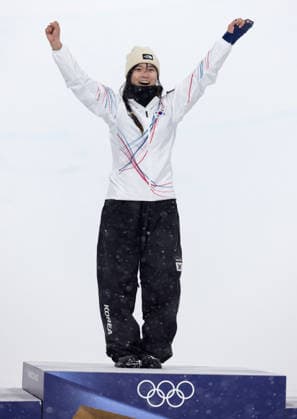 OLYMPICS - Winter Olympic Games, Olympische Spiele, Olympia, OS Milano Cortina 2026 LIVIGNO,ITALY,12.FEB.26 - OLYMPICS, SNOWBOARD - Winter Olympic Games Milano Cortina 2026, Snowboard Halfpipe, women, final, medal ceremony. Image shows the rejoicing of Gaon Choi (KOR).  GEPAxpictures xHaraldxSteiner