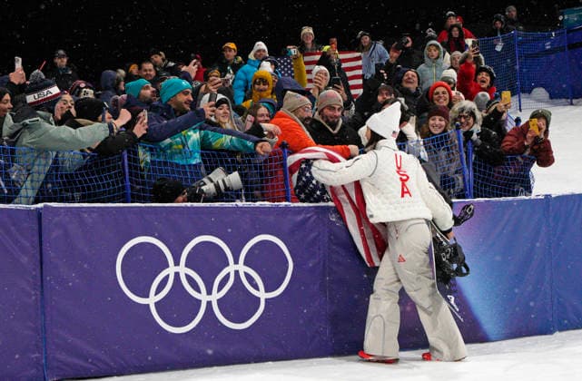 Silver medalist Chloe Kim of the United States greets supporters after the Women s Snowboard Halfpipe finals at the Milano Cortina 2026 Winter Olympic Games, Olympische Spiele, Olympia, OS in Livigno, Italy, on Thursday, February 12, 2026. Gaon Choi of South Korea won the gold medal, Kim won the silver medal and Mitsuki Ono of Japan won the bronze medal.  OLY20260212864 BOBxSTRONG