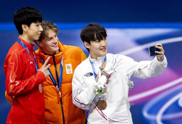 MILAN Long Sun of China, Jens van t Wout, and Jongun Rim of South Korea during the medal ceremony for the 1000 meters in short track Speed skating, Eisschnelllauf at the Milan Ice Skating Area at the Milan Winter Olympics. SEM VAN DER WAL ANP xVIxANPxSportx xxANPxIVx 550495061 originalFilename: 550495061.jpg