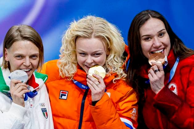 second Arianna Fontana of Italy and winner Xandra Velzeboer of the Netherlands and third Courtney Sarault of Canada smiling during the medal ceremony after Women s 500m Finals, Milano Cortina 2026 Winter Olympics: Day 6, Short Track Speed skating, Eisschnelllauf - Milano Cortina 2026 Winter Olympics: Day 6, Milano Speed Skating Stadium, February 12, 2026, Milan, Italy.