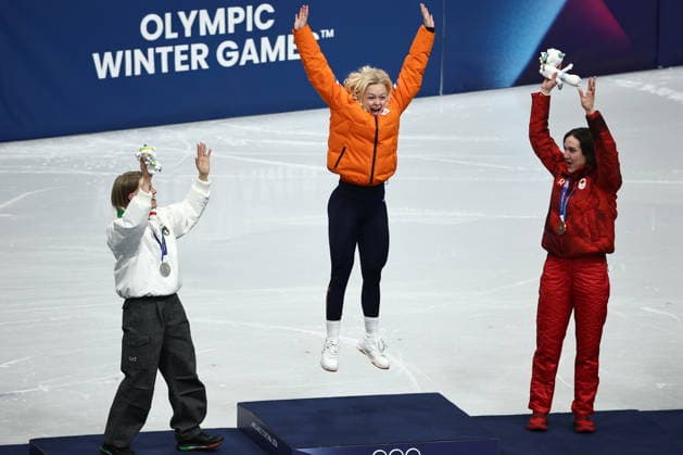 ITALY, MILAN - FEBRUARY 12, 2026: Silver medalist Arianna Fontana of Italy, Gold medalist Xandra Velzeboer of the Netherlands and Bronze medalist Courtney Sarault (L-R) of Canada attend a victory ceremony for the women s 500m short track Speed skating, Eisschnelllauf event during the 2026 Winter Olympic Games, Olympische Spiele, Olympia, OS at Milano Ice Skating Arena. Mikhail Tereshchenko TASS  88607263