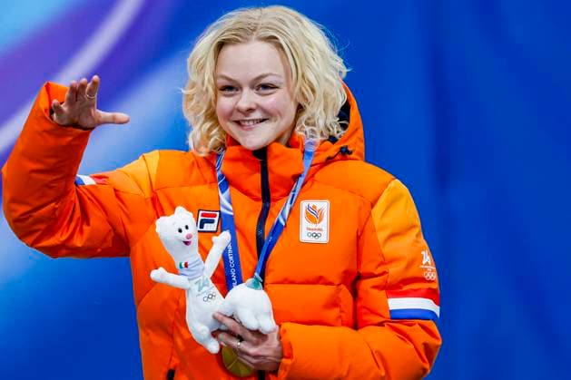 winner Xandra Velzeboer of the Netherlands smiling during the medal ceremony after Women s 500m Finals, Milano Cortina 2026 Winter Olympics: Day 6, Short Track Speed skating, Eisschnelllauf - Milano Cortina 2026 Winter Olympics: Day 6, Milano Speed Skating Stadium, February 12, 2026, Milan, Italy.