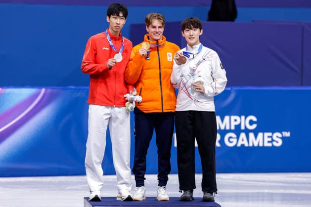 2026-02-12 Short Track Speed skating, Eisschnelllauf - Milano Cortina 2026 Winter Olympics - Day 6 MILAN, ITALY - FEBRUARY 12: Long Sun of China, Jens van t Wout of the Netherlands and Jongun Rim of South Korea during the podium ceremony after competing in the Men s 1000m during Day 6 of Short Track Speed Skating - Milano Cortina 2026 Winter Olympics at Milano Ice Skating Arena on February 12, 2026 in Milan, Italy. (Photo by Joris Verwijst BSR Agency) Milan Italy Content not available for redistribution in The Netherlands directly or indirectly through any third parties. Copyright: xBSRxAgencyx