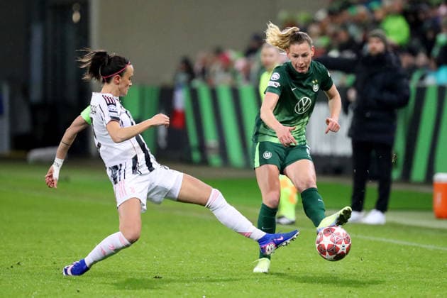 VfL vs Juventus, CL Women Wolfsburg, 12 02 2026, Football, Women, VfL Wolfsburg vs Juventus Turin, Champions League, Play Offs, Season 2025 2026, Barbara Bonansea Juventus , Sarai Linder VfL Wolfsburg AOK Stadion Niedersachsen Germany
