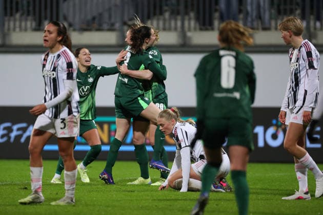 VfL vs Juventus, CL Women Wolfsburg, 12 02 2026, Football, Women, VfL Wolfsburg vs Juventus Turin, Champions League, Play Offs, Season 2025 2026, Sarai Linder VfL Wolfsburg cheers with the team after her goal for 2 2 AOK Stadion Niedersachsen Germany
