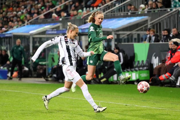 VfL vs Juventus, CL Women Wolfsburg, 12 02 2026, Football, Women, VfL Wolfsburg vs Juventus Turin, Champions League, Play Offs, Season 2025 2026, Goalkeeper Martina Tufekovic VfL Wolfsburg , Vievien Endemann VfL Wolfsburg AOK Stadion Niedersachsen Germany