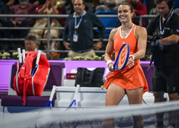 Qatar TotalEnergies Open 2026 - Day Five DOHA, QATAR FEBRUARY 12: Happy Maria Sakkari of Greece celebrates after winning against Iga Swiatek of Poland in the quarterfinals on Day Five of the Qatar TotalEnergies Open, part of the Hologic WTA, Tennis Damen Tour, at the Khalifa International Tennis and Squash Complex on February 12, 2026 in Doha, Qatar. Doha Qatar  Copyright: xArturxWidakx originalFilename:widak-qatartot260212_npD80.jpg