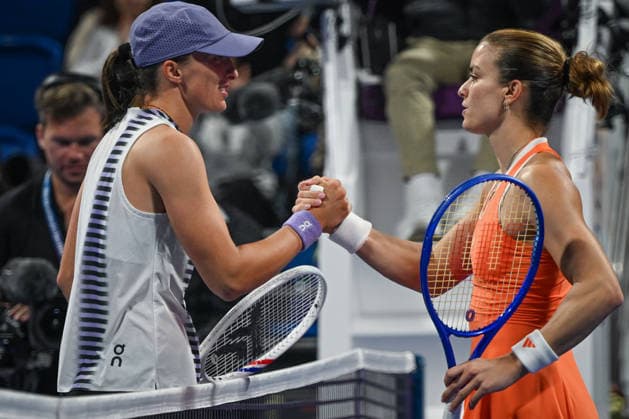 Qatar TotalEnergies Open 2026 - Day Five DOHA, QATAR FEBRUARY 12: Iga Swiatek of Poland shakes hand with Maria Sakkari of Greece at the end of their quarterfinal match on Day Five of the Qatar TotalEnergies Open, part of the Hologic WTA, Tennis Damen Tour, at the Khalifa International Tennis and Squash Complex on February 12, 2026 in Doha, Qatar. Doha Qatar  Copyright: xArturxWidakx originalFilename:widak-qatartot260212_npelW.jpg