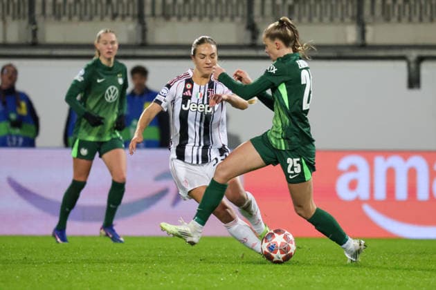 12 02 2026, xgrfx, Football UEFA Champions League, VfL Wolfsburg Juventus FC Turin v l Abi Brighton Juventus Turin , Vivien Endemann VfL Wolfsburg DFL DFB REGULATIONS PROHIBIT ANY USE OF PHOTOGRAPHS as IMAGE SEQUENCES and or QUASI VIDEO Wolfsburg