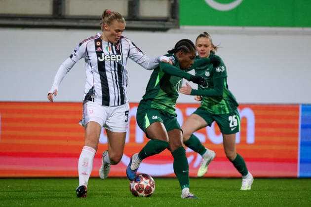Wolfsburg, Germany February 12, 2026 UEFA Champions League Women 2025 2026 1 8 Final VfL Wolfsburg vs Juventus Turin In the picture from left in the duel Mathilde Harviken Juventus Turin and Lineth Beerensteyn VfL Copyright: HMBxMedia MadeleinexFantini