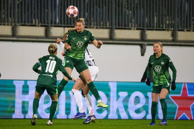 Wolfsburg, Germany 12 February 2026 UEFA Champions League Women 2025 2026 1 8 Final VfL Wolfsburg vs Juventus Turin In the picture from left Svenja Huth VfL , Alexandra Popp VfL and Amalie Vangsgaard Juventus Turin in a header duel Copyright: HMBxMedia MadeleinexFantini
