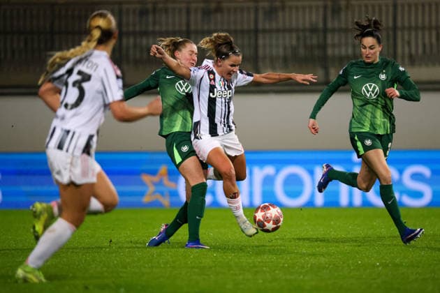 Wolfsburg, Germany February 12, 2026 UEFA Champions League Women 2025 2026 1 8 Final VfL Wolfsburg vs Juventus Turin In the picture from left in the duel Janina Minge VfL , Ana Capeta Juventus Turin and Caitlin Dijkstra VfL Copyright: HMBxMedia MadeleinexFantini