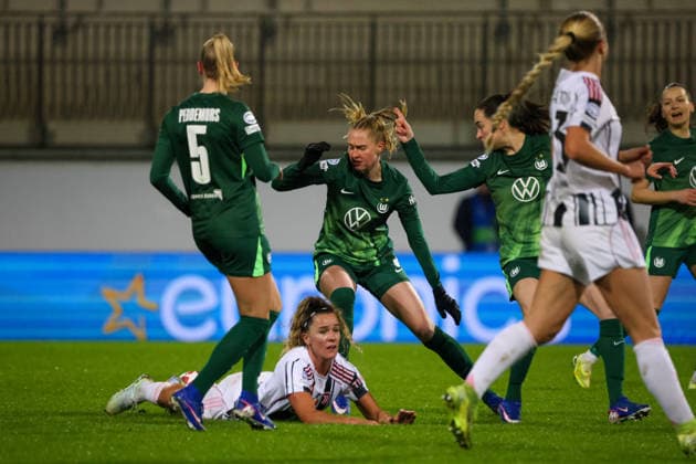 Wolfsburg, Germany February 12, 2026 UEFA Champions League Women 2025 2026 1 8 Final VfL Wolfsburg vs Juventus Turin In the picture from left Ella Peddemors VfL , Ana Capeta Juventus Turin lying on the pitch and Janina Minge VfL Copyright: HMBxMedia MadeleinexFantini